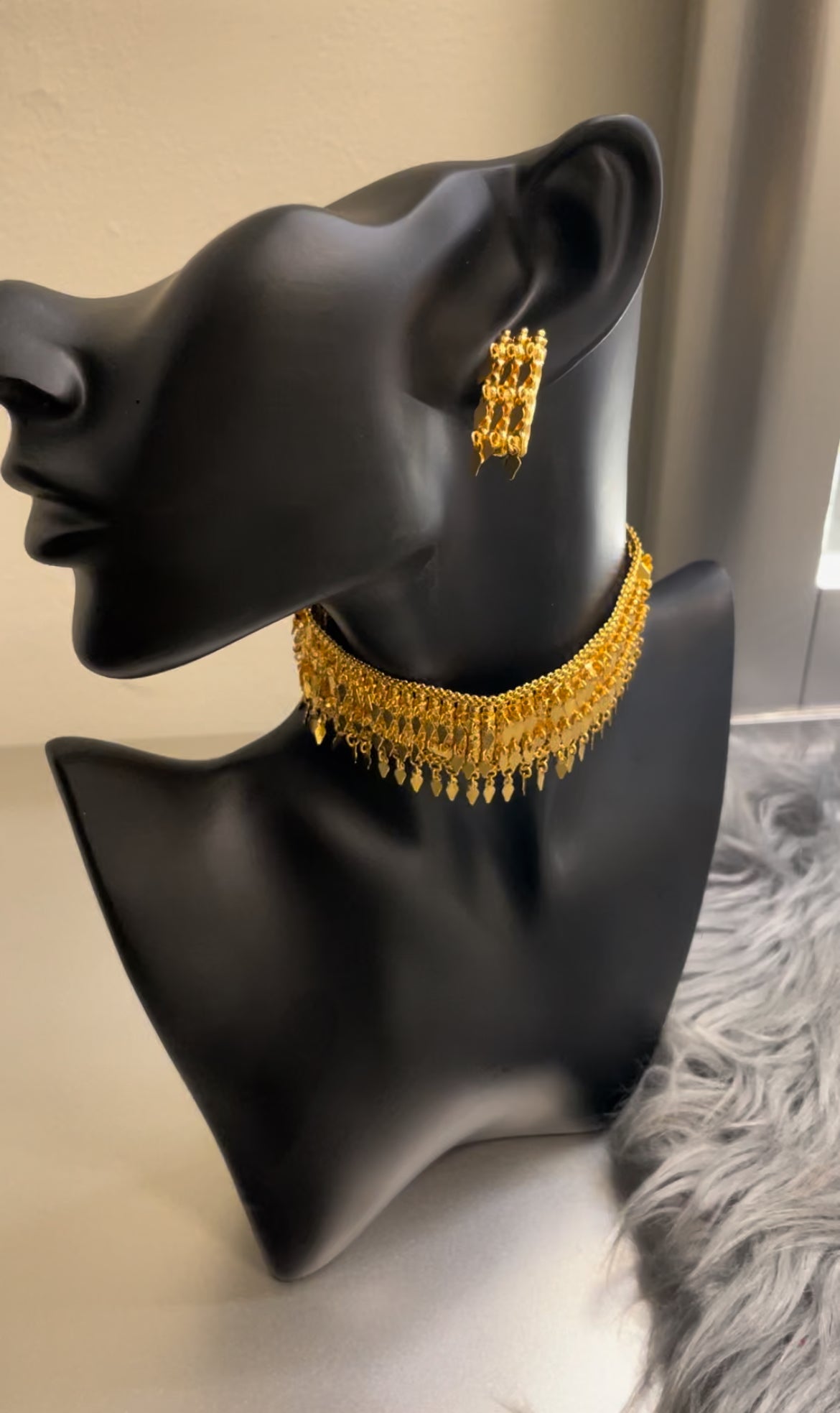 The Tango choker (without earrings)