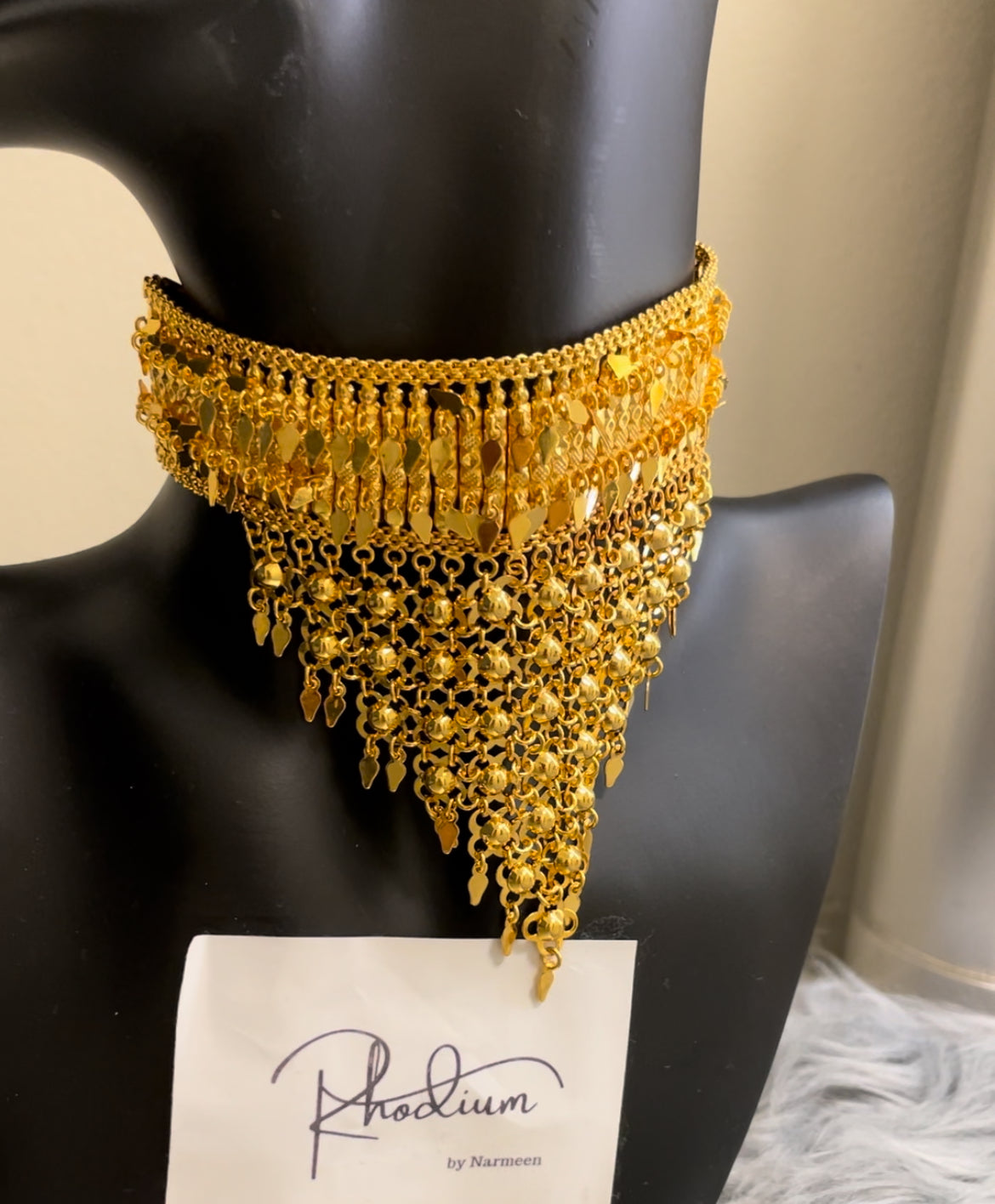 The stunning half-neck tango